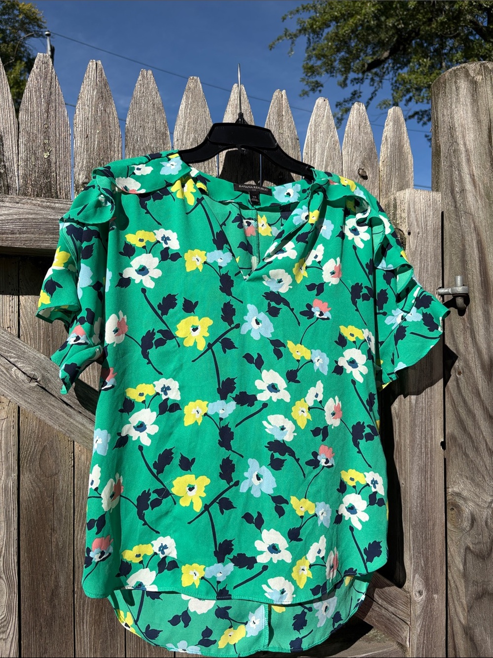 Banana Republic XS pretty floral blouse!